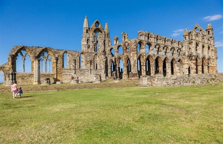  Whitby Abbey <span style='font-size:8px;'>®English Heritage</span>