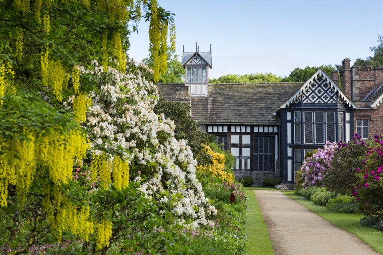 Rufford Old Hall, Lancashire  <span style='font-size:8px;'>®National Trust Images/Chris Lacey</span>