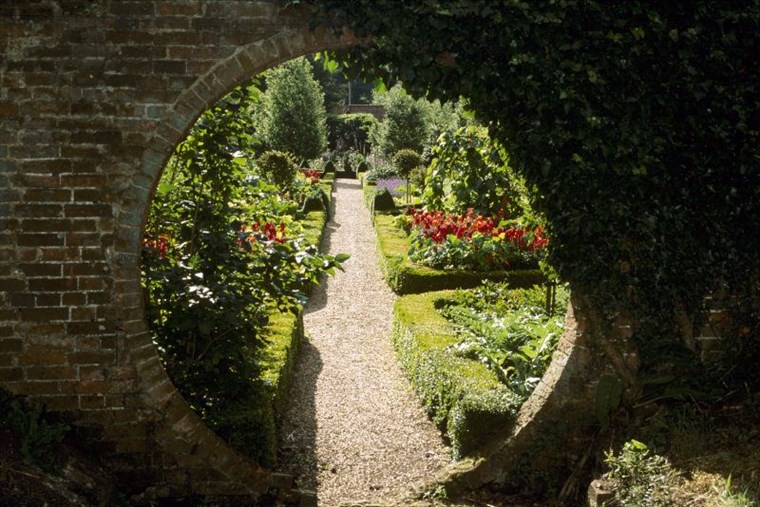  West Green House Garden <span style='font-size:8px;'>®National Trust Images </span>